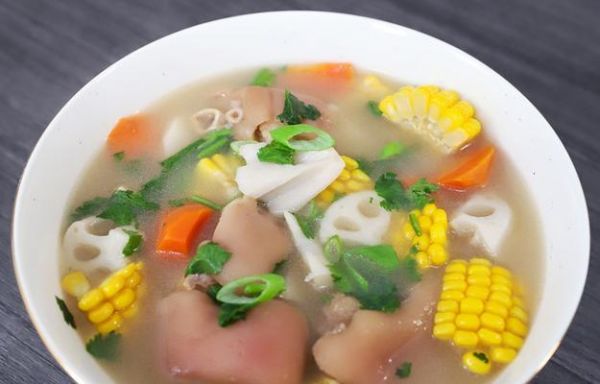 營養(yǎng)美味的玉米胡蘿卜豬蹄湯（健康食材搭配，一起煮出滋補湯品）