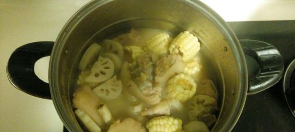 營養(yǎng)美味的玉米胡蘿卜豬蹄湯（健康食材搭配，一起煮出滋補湯品）