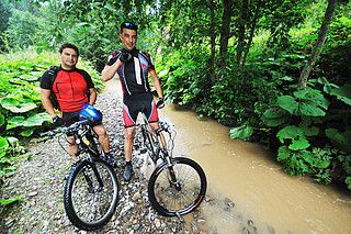 兩個朋友在大自然中戶外玩樂并騎山地自行車