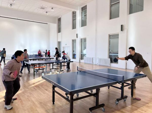 老師和學(xué)生在課間打乒乓球。人民網(wǎng) 白炅攝