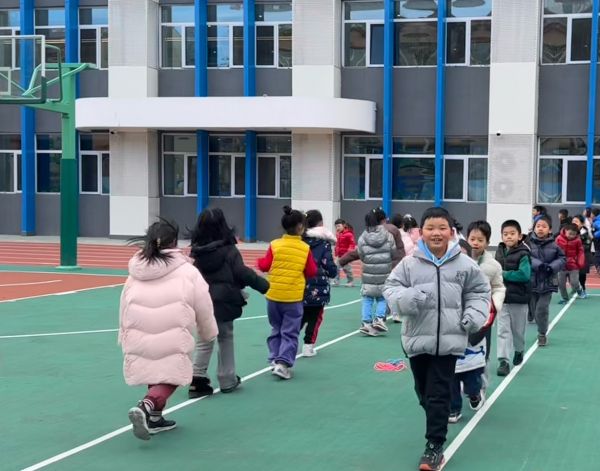 一年級的同學(xué)課間跑步 。學(xué)校供圖