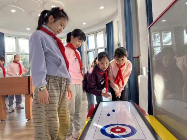 學(xué)生們在少先隊大廳進行課間活動。人民網(wǎng) 白炅攝