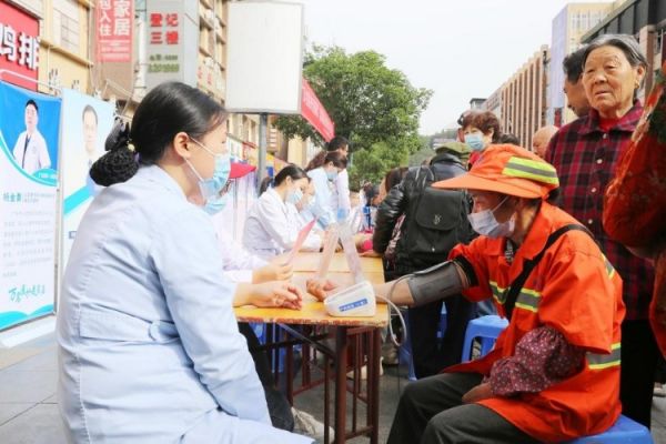 “萬名醫(yī)護(hù)走基層”活動。廣元市融媒體中心供圖