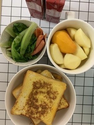 鸡蛋面包片➕香蕉➕高钙脱脂牛奶=健康营养的减肥早餐的做法步骤 第4步