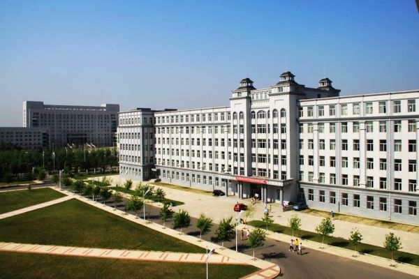 湖南健康技工學?；锸吃趺礃?> <p><strong>湖南健康技工學?；锸吃趺礃?/strong></p><p>湖南健康技工學?；锸吃趺礃?/p> <p>湖南健康技工學校作為一所知名的技工學校，不僅在教學質量上受到學生和家長的好評，其伙食條件也是學生生活的重要組成部分。下面就來為大家詳細介紹一下湖南健康技工學校的伙食情況。</p> <p>湖南健康技工學校的食堂位于校園內部，方便學生就餐。食堂分為多層，每層都有不同的餐飲區(qū)域，提供各式各樣的美食。學校食堂在保證食品安全和營養(yǎng)搭配的同時，也充分考慮了學生的口味和需求。</p> <p>首先，食堂的早餐種類豐富。有各式各樣的包子、饅頭、豆?jié){、稀飯、油條等，可以滿足不同學生的口味。此外，食堂還提供炒飯、面條等快捷早餐，為學生節(jié)省時間。</p> <p>午餐和晚餐則是食堂的重頭戲。食堂菜品豐富，包括炒菜、燉菜、蒸菜、涼菜等，既有湖南特色菜肴，如椒魚頭、干鍋菜心等，也有家常菜，如土豆絲、紅燒肉等。食堂還注重蔬菜的攝入，每天都有多種新鮮蔬菜供應。此外，食堂還設有特色小吃窗口，提供麻辣燙、冒菜、炸雞等美食，讓學生在緊張的學習之余，能夠品嘗到各式美味。</p> <p>食堂的用餐環(huán)境整潔舒適，餐具清潔衛(wèi)生。食堂工作人員服務態(tài)度良好，能夠及時為學生解決問題。在價格方面，食堂的菜品價格適中，相較于外面的餐館，更具性價比。學生可以根據自己的口味和消費能力，選擇合適的菜品。</p> <p>值得一提的是，學校食堂還定期舉辦美食節(jié)活動，邀請學生參與，豐富學生的校園生活。在美食節(jié)上，學生可以品嘗到更多地方特色美食，感受不同地域的飲食文化。</p> <p>總之，湖南健康技工學校的伙食條件相當不錯。學校食堂在食品安全、營養(yǎng)搭配、菜品口味、價格等方面，都為學生提供了良好的保障。學生在享受美食的同時，也能保持身體健康，為學習生活提供充足的能量。</p> <p></p><p style=