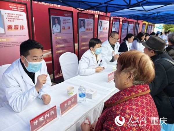 重庆好医护、我为你服务”志愿服务总队队员正在为群众义诊