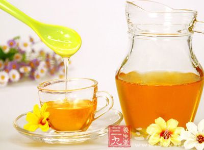 蜂蜜蘊(yùn)含的脂肪酸能促進(jìn)腸道的蠕動(dòng)