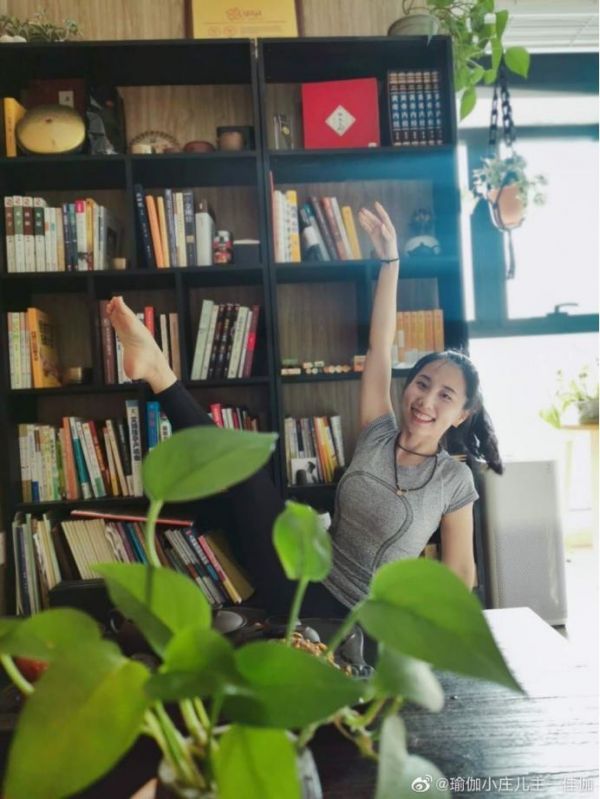 自帶書香氣息的運動達人，每天堅持練習(xí)瑜伽，塑造優(yōu)雅好體態(tài)