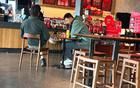 網友在洛杉磯偶遇易建聯(lián)！或因輿論壓力，攜妻兒移居美國