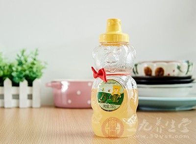 冬季皮膚干燥，可用少許蜂蜜調(diào)和水后涂于皮膚，可防止干裂，可用蜂蜜代替防裂膏