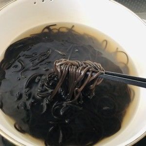 酸辣蕨根粉-吸點(diǎn)健康粉兒的做法步驟 第1步