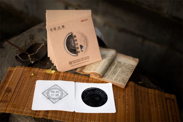 白城如何辨別膏藥貼生產(chǎn)廠家真?zhèn)危?></p> <p>膏藥貼是一種常見的中藥外用貼劑，用于緩解疼痛、減輕肌肉疲勞等癥狀。但是，由于市場上存在大量的假冒偽劣產(chǎn)品，讓消費(fèi)者很難分辨真?zhèn)巍Ｏ旅嫖覀兙蛠斫榻B一些辨別膏藥貼生產(chǎn)廠家真?zhèn)蔚姆椒ā?/p><p>首先，了解生產(chǎn)廠家信息。在購買膏藥貼時(shí)，一定要查看產(chǎn)品包裝上是否標(biāo)有生產(chǎn)廠家的名稱、地址、聯(lián)系方式等信息。真正的生產(chǎn)廠家會(huì)在產(chǎn)品包裝上明確標(biāo)注這些信息，并且一般會(huì)有相關(guān)的資質(zhì)證書。如果包裝上沒有這些信息，或者信息不清晰、不完整，那就很有可能是假冒產(chǎn)品。</p><p>其次，觀察產(chǎn)品包裝。真正的膏藥貼生產(chǎn)廠家會(huì)在產(chǎn)品包裝上注明生產(chǎn)日期、保質(zhì)期、批號(hào)等信息。另外，包裝上應(yīng)該有完整的產(chǎn)品說明書，包括使用方法、注意事項(xiàng)等。如果產(chǎn)品包裝上沒有這些關(guān)鍵信息，或者包裝質(zhì)量較差，那就需要多加小心了。</p><p>再次，選擇正規(guī)渠道購買。在購買膏藥貼時(shí)，盡量選擇正規(guī)的藥店、醫(yī)院或者有信譽(yù)的網(wǎng)上商城購買。這些渠道通常會(huì)有嚴(yán)格的產(chǎn)品審核機(jī)制，確保銷售的產(chǎn)品是正規(guī)的、真實(shí)的。同時(shí)，購買時(shí)保存好購物小票，以便出現(xiàn)問題時(shí)能及時(shí)找到售后服務(wù)。</p><p>另外，可以通過比較價(jià)格來辨別膏藥貼的真?zhèn)?。如果某個(gè)品牌的膏藥貼價(jià)格顯著低于市場價(jià)格，那就需要多加懷疑了。因?yàn)檎?guī)的生產(chǎn)廠家往往會(huì)有嚴(yán)格的生產(chǎn)標(biāo)準(zhǔn)和成本，價(jià)格偏低的產(chǎn)品很可能是假冒偽劣產(chǎn)品。當(dāng)然，高價(jià)并不一定就代表是真品，所以價(jià)格只是參考，不能作為的判斷標(biāo)準(zhǔn)。</p><p>，可以借助消費(fèi)者評(píng)論和評(píng)價(jià)來辨別膏藥貼的真?zhèn)巍Ｔ诰W(wǎng)上購買時(shí)，可以查看其他消費(fèi)者對(duì)產(chǎn)品的評(píng)價(jià)和評(píng)價(jià)。如果有大量消費(fèi)者對(duì)產(chǎn)品進(jìn)行了負(fù)面評(píng)價(jià)，那就需要仔細(xì)考慮是否購買。同時(shí)，也可以參考專業(yè)機(jī)構(gòu)的檢測報(bào)告，了解產(chǎn)品的質(zhì)量情況。</p><p>總的來說，辨別膏藥貼的真?zhèn)涡枰喾矫娴木C合考量。消費(fèi)者要保持警惕，不要因?yàn)樨潏D便宜而購買假冒產(chǎn)品，以免給自己的健康造成不必要的風(fēng)險(xiǎn)。希望通過以上介紹的方法，能幫助消費(fèi)者更好地辨別膏藥貼的真?zhèn)危x擇到合格的產(chǎn)品。</p><p style=