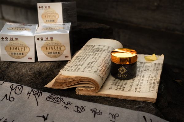 西安如何辨別膏藥貼生產(chǎn)廠家的真?zhèn)危?></p> <p>膏藥貼是一種常見的貼敷藥物，用于外用的治療，廣泛應(yīng)用于各種疼痛和肌肉不適的治療。然而，在市場上存在著眾多的假冒產(chǎn)品，有些甚至可能對人體造成危害。因此，辨別膏藥貼生產(chǎn)廠家的真?zhèn)畏浅Ｖ匾?，對消費者健康和權(quán)益具有重要意義。下面我將介紹一些辨別膏藥貼生產(chǎn)廠家真?zhèn)蔚姆椒ǎ?/p><p>1. 查看包裝</p><p>膏藥貼的包裝通常是生產(chǎn)廠家的道防線，通過查看包裝上的標(biāo)識和文字可以初步判斷產(chǎn)品的真?zhèn)?。首先，要注意包裝上是否有生產(chǎn)廠家的名稱、注冊商標(biāo)、生產(chǎn)日期、批號等信息，真正的正規(guī)廠家都會在包裝上明確標(biāo)注。另外，包裝背面通常還會有產(chǎn)品成分、使用方法、注意事項等詳細(xì)說明，如果這些信息模糊或者缺失，就需要警惕該產(chǎn)品可能是假冒品。</p><p>2. 檢查產(chǎn)品質(zhì)量</p><p>除了包裝外，產(chǎn)品本身的質(zhì)量也是判斷真?zhèn)蔚囊粋€重要指標(biāo)。首先可以通過感官來辨別，真正的膏藥貼質(zhì)地柔軟、粘性強，顏色均勻，而假冒產(chǎn)品往往會出現(xiàn)色澤不均勻、質(zhì)地硬、粘性差等情況。另外，在使用過程中也可以觀察產(chǎn)品的效果，如果使用后沒有明顯的緩解疼痛或舒緩肌肉的效果，可能是偽劣產(chǎn)品。</p><p>3. 查詢廠家信息</p><p>如果消費者對產(chǎn)品的真?zhèn)稳杂幸蓱]，可以通過查詢廠家信息來確認(rèn)?？梢酝ㄟ^互聯(lián)網(wǎng)搜索生產(chǎn)廠家的資質(zhì)、歷史、產(chǎn)品認(rèn)證信息等來核實其真實性。此外，一些正規(guī)廠家通常還會有自己的官方網(wǎng)站或授權(quán)銷售渠道，可以通過官方渠道購買來降低購買風(fēng)險。</p><p>4. 注意價格和渠道</p><p>價格通常是判斷產(chǎn)品真?zhèn)蔚囊豁椫匾笜?biāo)之一，正規(guī)品牌的膏藥貼價格相對較高，而假冒產(chǎn)品常常以低廉的價格吸引消費者。因此，購買時要警惕價格過低的產(chǎn)品。此外，選擇正規(guī)的銷售渠道也是很重要的，一些小商店、地攤等非正規(guī)渠道往往更容易出現(xiàn)假冒產(chǎn)品。</p><p>5. 防范風(fēng)險</p><p>為了避免購買到假冒產(chǎn)品，消費者在購買膏藥貼時可以多了解品牌、產(chǎn)品信息，選擇正規(guī)的銷售渠道和信譽良好的藥店，避免購買過于便宜的產(chǎn)品，遇到可疑產(chǎn)品及時向監(jiān)管部門舉報。</p><p>總之，辨別膏藥貼生產(chǎn)廠家的真?zhèn)问且豁椥枰?jǐn)慎對待的工作，消費者在購買產(chǎn)品時要多加留心，從包裝、質(zhì)量、廠家信息、價格和渠道等多個角度來綜合判斷，以保障自己的健康和權(quán)益。希望以上幾點方法能夠幫助消費者更好地識別膏藥貼真?zhèn)?，購買到正規(guī)品牌的產(chǎn)品，避免受到假冒產(chǎn)品的危害。</p><p style=