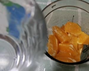 自制橙汁~(養(yǎng)樂多版)的做法 步驟3