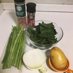 健身食譜 香煎三文魚配蘆筍濃湯 菠菜汁綠醬意粉的做法 步驟1