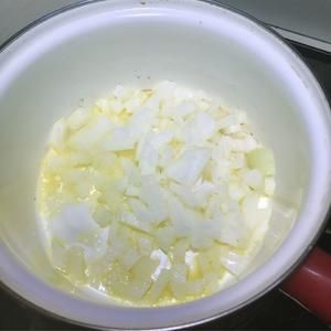 健身食譜 香煎三文魚配蘆筍濃湯 菠菜汁綠醬意粉的做法 步驟2