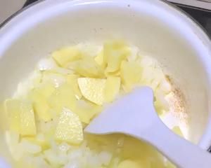 健身食譜 香煎三文魚配蘆筍濃湯 菠菜汁綠醬意粉的做法 步驟3
