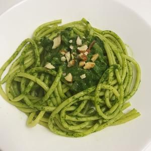 健身食譜 香煎三文魚配蘆筍濃湯 菠菜汁綠醬意粉的做法 步驟6
