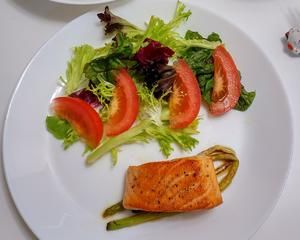 健身食譜 香煎三文魚配蘆筍濃湯 菠菜汁綠醬意粉的做法 步驟7