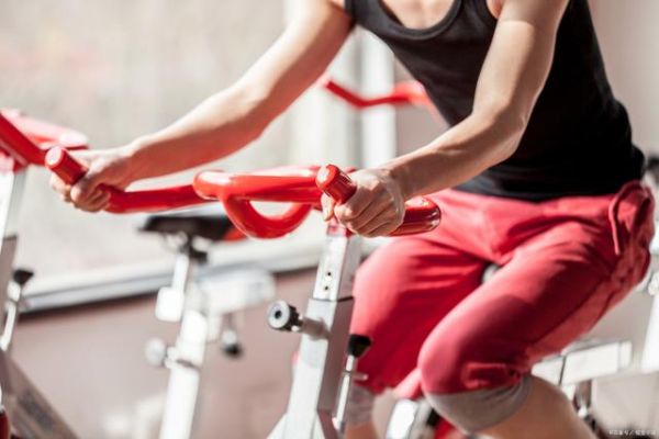 家庭健身是跑步機好還是動感單車好？-有駕