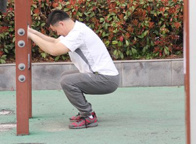 經(jīng)常做深蹲，對(duì)身材、骨骼影響比較大，不管你是肥胖人群，還是不胖不瘦的人，做深蹲都會(huì)帶來(lái)好處