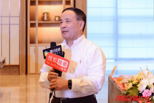 　　愛(ài)仕達(dá)股份有限公司董事長(zhǎng)陳合林接受媒體采訪