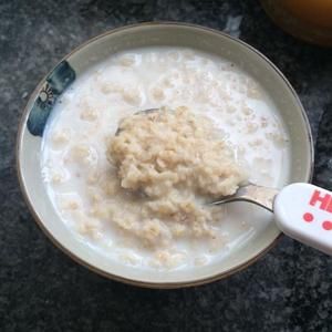 清新口感的蜂蜜牛奶燕麥粥的做法 步驟3