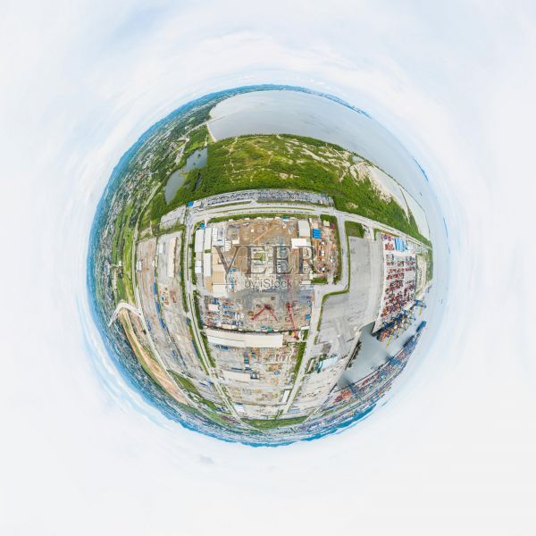 新建筑工地360度球形全景圖，配有起重機和施工機械。照片攝影圖片