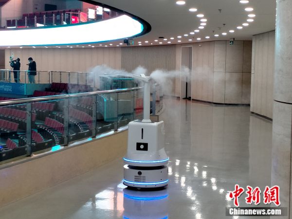 雾化消毒机器人。刘星晨摄
