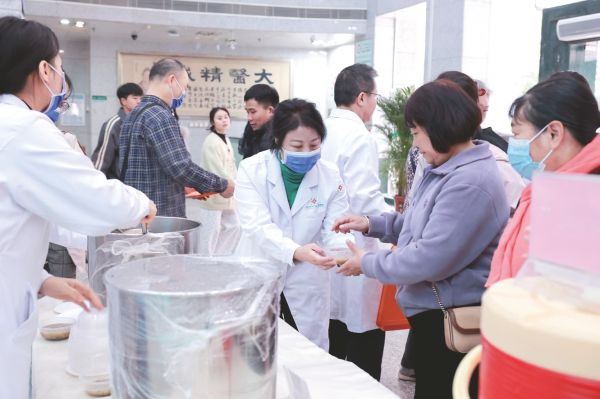     市民在活動(dòng)現(xiàn)場免費(fèi)品嘗中醫(yī)藥膳。 （醫(yī)院供圖）