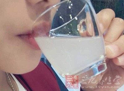 所以起床后就應(yīng)該先喝一杯白開水