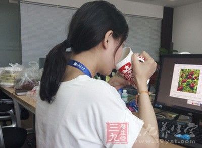 這個(gè)時(shí)候要下班了，在走之前喝上一杯水，可以增加飽腹感