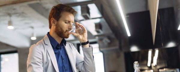 男人早晨喝水有什么好處 男人早晨喝水要注意什么 男人早晨喝水有哪些好處