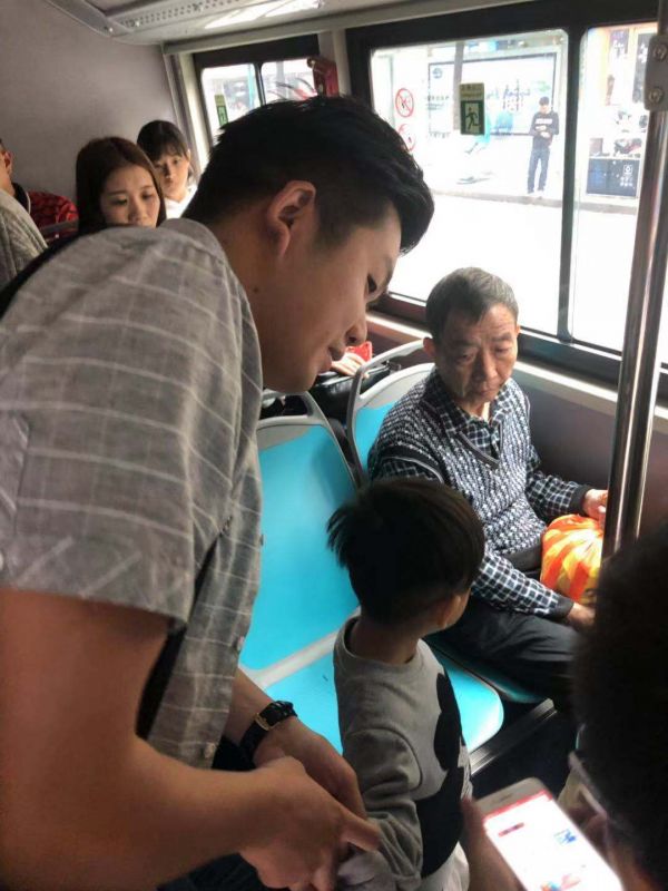广州:"友爱在车厢"有温度的流动风景线