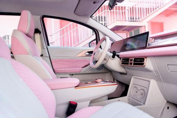10萬級純電動車推薦！幾何E、哪吒V怎么選？-有駕