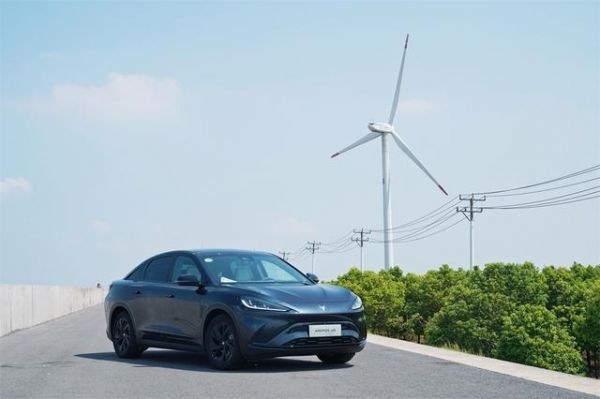 試駕｜極狐阿爾法S森林版：主打車內(nèi)健康的“森系”電動車-有駕