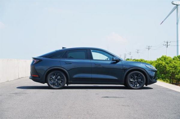 試駕｜極狐阿爾法S森林版：主打車內(nèi)健康的“森系”電動車-有駕