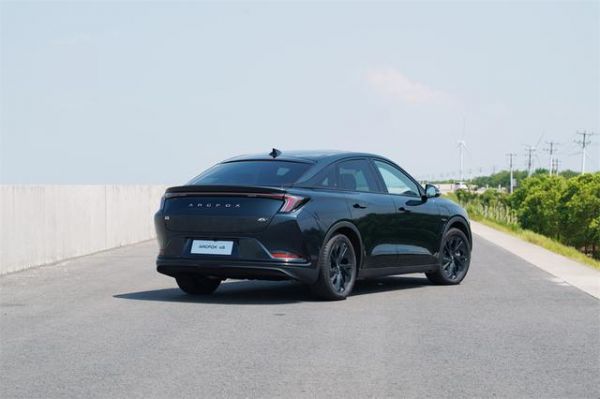 試駕｜極狐阿爾法S森林版：主打車內(nèi)健康的“森系”電動車-有駕