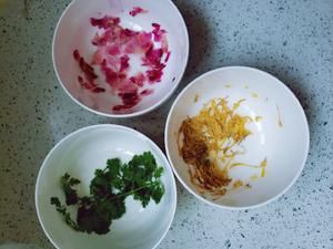 簡單易學(xué)又養(yǎng)眼的鮮花蒸餃的做法 步驟2