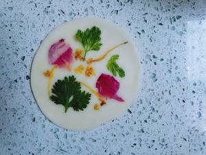 簡單易學(xué)又養(yǎng)眼的鮮花蒸餃的做法 步驟3