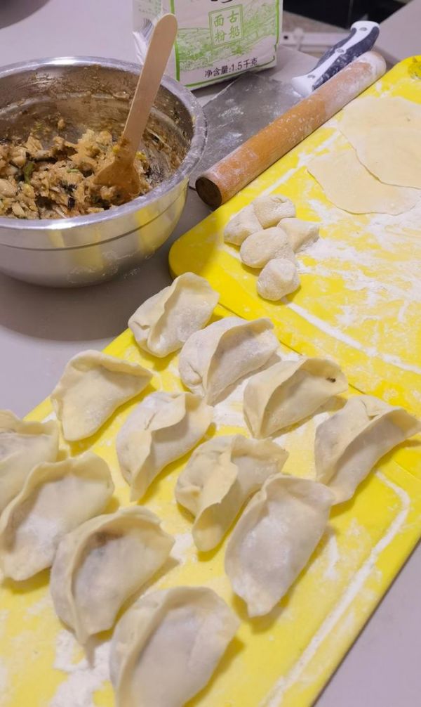 黄花菜饺子的做法