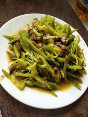 〈新鲜黄花菜炒肉〉，不负美好，欣小厨 的做法 步骤6