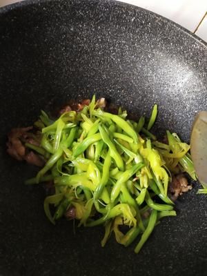 〈新鲜黄花菜炒肉〉，不负美好，欣小厨 的做法 步骤5