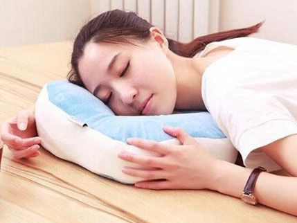 趴着午睡原来有这么多危害？
