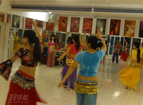 广州康孚国际舞蹈学院肚皮舞班教学场景