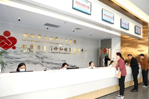 前臺綜合業(yè)務辦理開展有序。本報記者 袁潔 攝.JPG