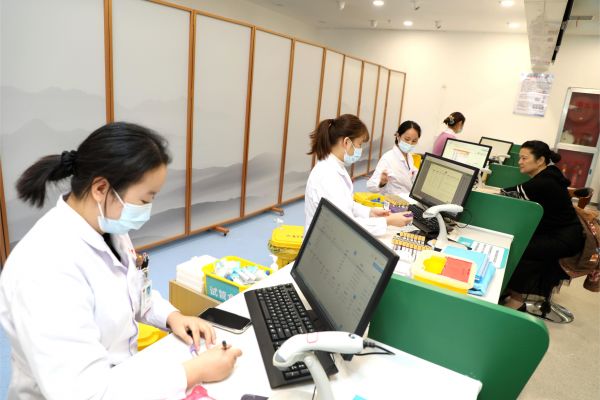 血液采集有序開展。本報記者 袁潔 攝.JPG