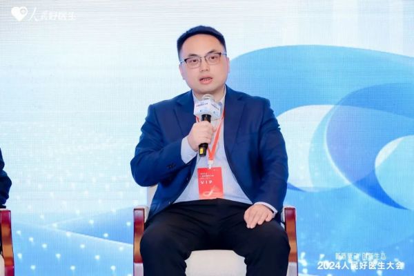 △胡航在圓桌論壇上發(fā)言