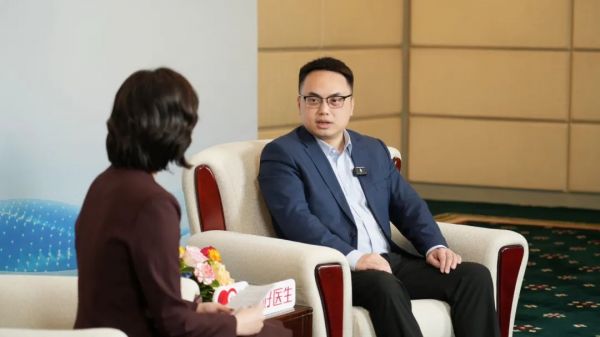 △胡航接受人民網(wǎng)視頻專訪