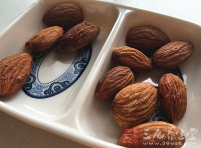 先吃點堅果或者新鮮的鱷梨沙拉醬吧